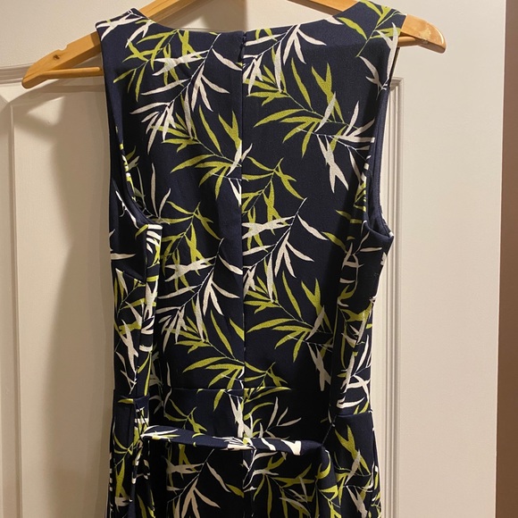 Leafed v-neck jumpsuit - Picture 3 of 4